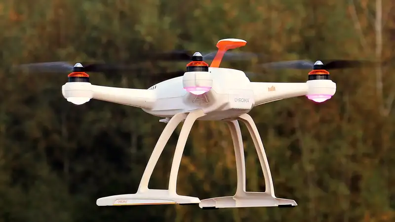 Witte drone met vier rotoren in de lucht