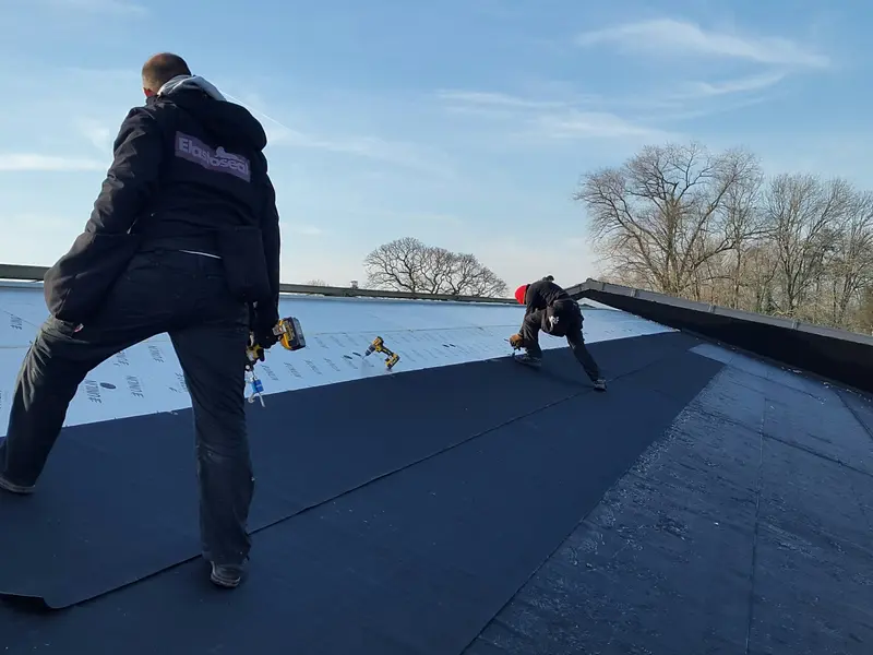 Dakbedekking met epdm plaatsen