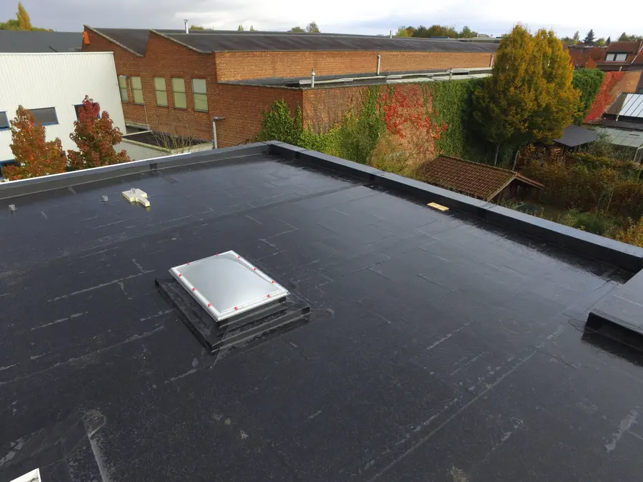 Zwart EPDM-dak met een lichtkoepel op een bedrijfsgebouw