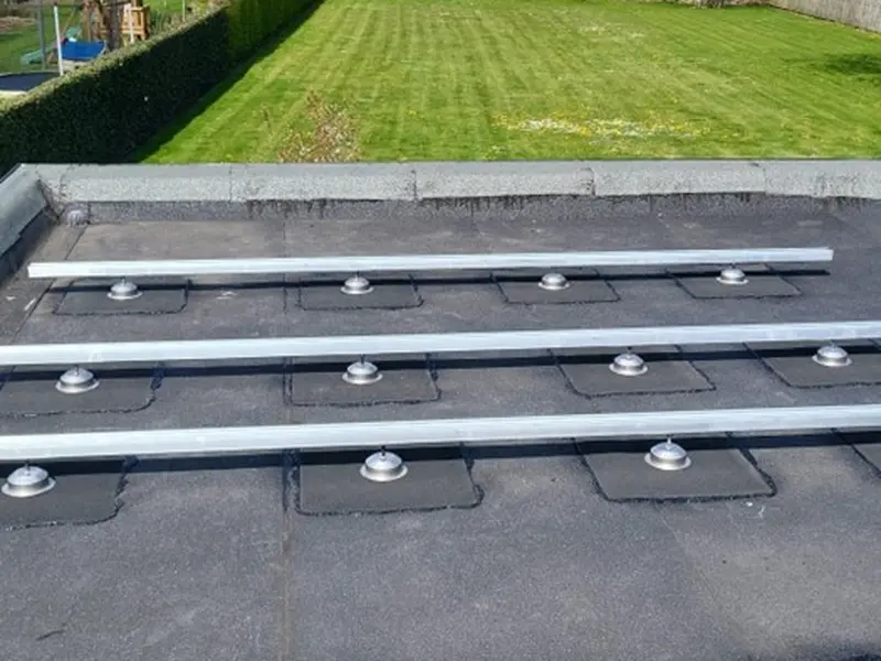Plat dak met ronde dakankers en aluminium rails voor zonnepanelen